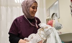 Yeni hayatların ilk tanığı Sümeyya ebe 16 yıldır annelere rehberlik ediyor