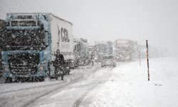 Yoğun kar nedeniyle Kars-Erzurum kara yolunda ulaşım kontrollü sağlanıyor