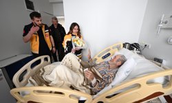 Yolda fenalaşan yaşlı adam kameraları izleyen muhtarın dikkati ve erken müdahaleyle kurtarıldı