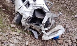 Adana'da uçuruma yuvarlanan otomobilin sürücüsü yaralandı