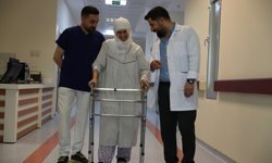 Aksayarak yürümekten kalça proteziyle kurtuldu
