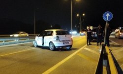Antalya'da bariyerlere çarpan otomobildeki 2 kişi yaralandı