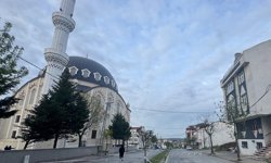 Arnavutköy'de rüzgar nedeniyle minaresi sallanan caminin yakınındaki 2 bina boşaltıldı