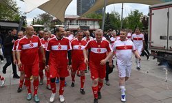 Bakan Bak, Meclisspor ile şöhretler karması arasındaki gösteri maçında futbol oynadı