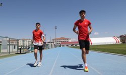 Belde ile il merkezi arasında mekik dokuyan iki sporcu atletizmde zirveyi hedefliyor