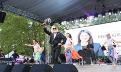 Edirne'de Kakava-Hıdırellez Şenlikleri'nde Roman orkestrası ve şarkıcı Tarık Mengüç sahne aldı