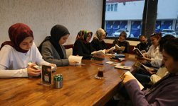 Emekli öğretmenin kurduğu kulüpte kitap tutkunları kitapların değerlendirmesini yapıyor