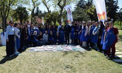 Engelli bireylerle üniversite öğrencileri sanat ve terapi atölyesinde buluştu
