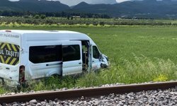 Gaziantep'te hemzemin geçitte yük treninin çarptığı servisin sürücüsü yaralandı