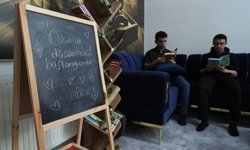 Hakkari'de 'dijital mola' etkinliğiyle öğrenciler telefonları bırakıp kitap okuyor