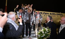 İsrail saldırısında alıkonulan Küresel Sumud Filosu aktivistleri Türkiye'ye getirildi