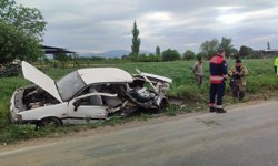 İzmir'de süt kamyonu ile otomobilin çarpıştığı kazada 5 kişi yaralandı