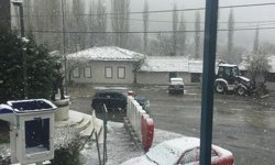 İzmir'in yüksek kesimlerine kar yağdı