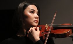 Kocaeli'de oda orkestrasının genç yetenekleri, usta müzisyenlerle aynı sahneyi paylaşıyor