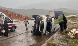 Malatya'da minibüsün devrilmesi sonucu 12 kişi yaralandı