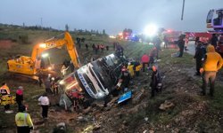 Malatya'da yolcu otobüsü şarampole devrildi