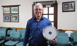 Ritim grubu üyeleri darbuka çalarak stres atıp sosyalleşiyor