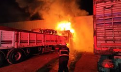 Şanlıurfa'da tır garajında çıkan yangında 3 araç zarar gördü