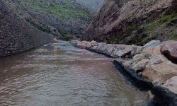 Şemdinli-Derecik kara yolu derenin taşması sonucu ulaşıma kapandı