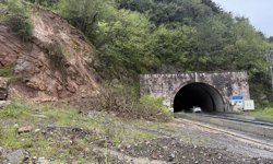 Zonguldak'ta heyelanda zarar gören elektrik hattı nedeniyle ulaşım aksadı