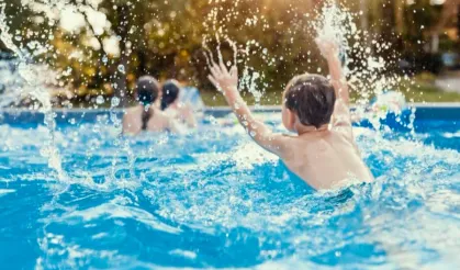 Havuz keyfi hastalık riski taşıyor... Çocuklara önemli uyarılar
