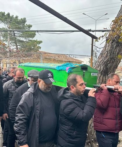 Çanakkale'de iki otomobilin çarpıştığı kazada ölenlerden 2'sinin cenazesi toprağa verildi