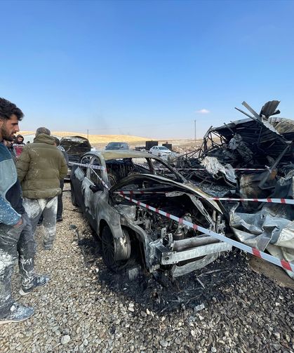 Şanlıurfa'da inşaat şantiyesinde çıkan yangında 4 araçta hasar oluştu