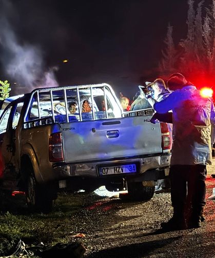 Antalya'da yanan otomobilde 1 kişinin cesedi bulundu