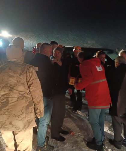 Ağrı'da üzerine çığ düşen araçtan kendi imkanlarıyla çıkan 4 kişi bölgeden kurtarıldı