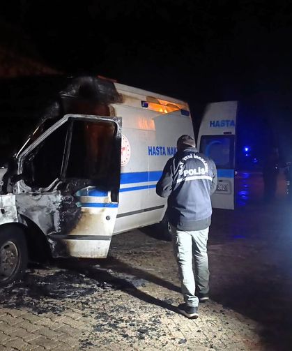 Amasya'da seyir halindeyken yangın çıkan nakil aracındaki hasta ile refakatçileri kurtarıldı