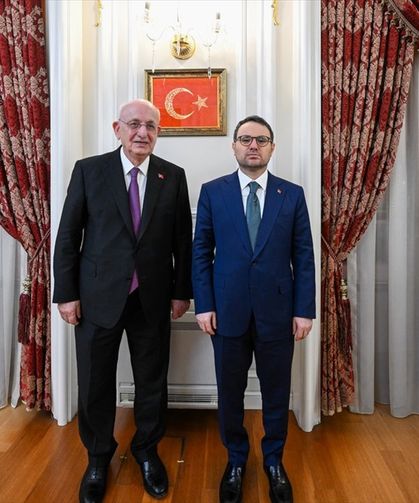 Bakan Gürlek, eski TBMM Başkanı Kahraman ile görüştü