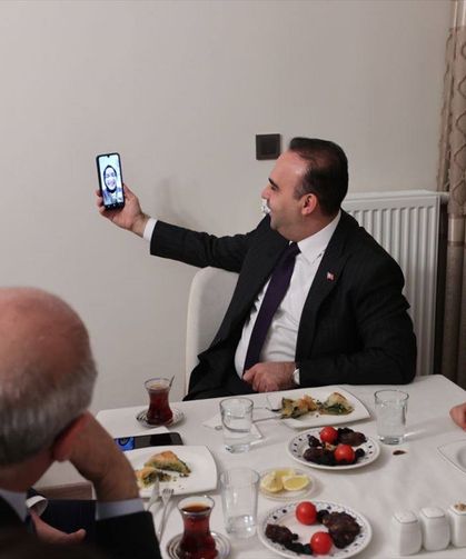 Bakan Kacır Malatya'da depremzede ailenin iftar sofrasına konuk oldu