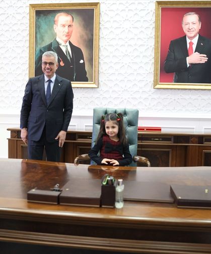 Bakan Memişoğlu, 'sağlık elçisi' Doğa ve sigarayı bıraktırdığı dedesiyle bir araya geldi