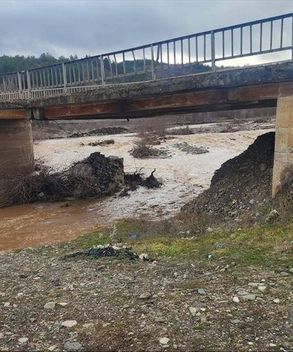 Çorum'da ayağı yıkılan köprü ulaşıma kapatıldı