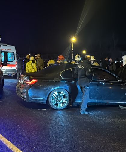 Düzce'de özel halk midibüsü ile otomobilin çarpıştığı kazada 5 kişi yaralandı