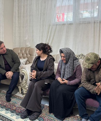 Erzincan Valisi Aydoğdu, engelli ablasına ve ağabeyine bakan Çilem'in hikayesini paylaştı