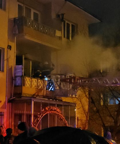 Erzincan'da apartman dairesinde çıkan yangında 8 kişi dumandan etkilendi