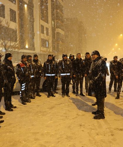 Erzurum polisi yoğun kar yağışında huzur ve güven için denetimde