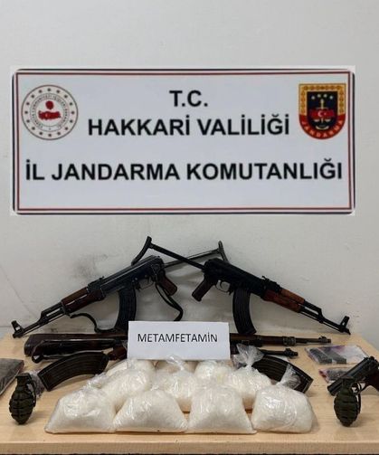 Hakkari'de silah, mühimmat ve uyuşturucu ele geçirildi