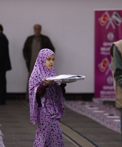 Isparta Belediyesi, Suriye'nin başkenti Şam'ın Türkmen mahallesinde iftar verdi