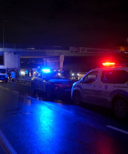 Küçükçekmece'de temizlik aracına çarpan motosikletteki 2 kişi öldü