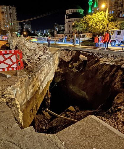 Mersin'de dere üstündeki köprünün bir kısmı çöktü
