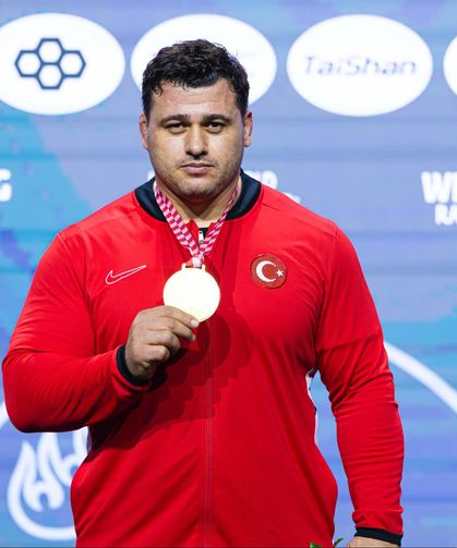 Milli güreşçi Rıza Kayaalp, mindere altın madalyayla döndü