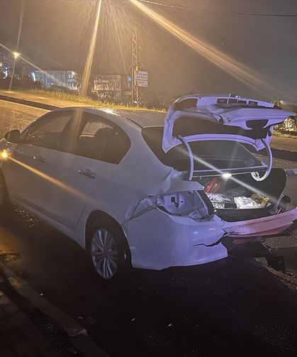 Samsun'da park edilen otomobilin hareket ederek elektrik direğine çarpması sonucu 2 kişi yaralandı