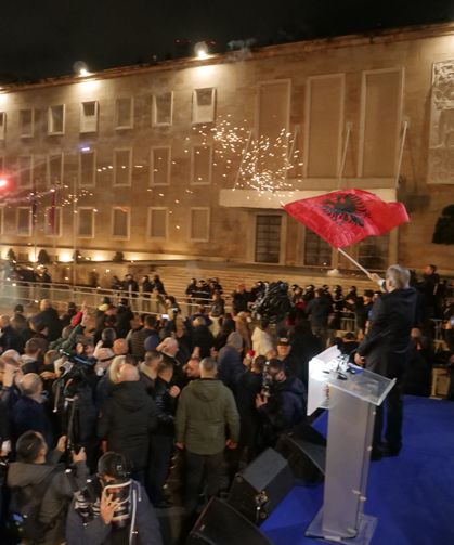 Tiran'da hükümet karşıtı gösterilerde, Başbakanlık binasına molotofkokteyli saldırısı