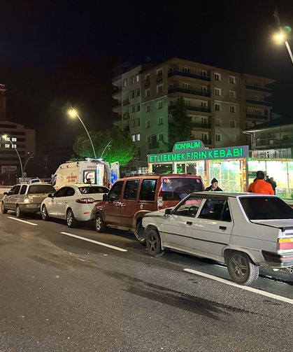 Uşak'ta zincirleme trafik kazasında 6 kişi yaralandı