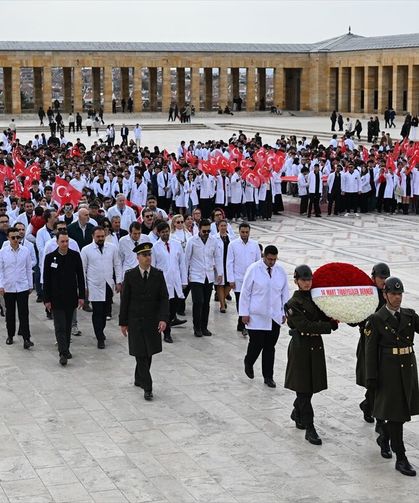 14 Mart Tıbbiyeliler Derneği üyeleri Anıtkabir'i ziyaret etti