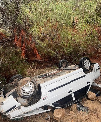 Adana'da şarampole yuvarlanan otomobildeki 4 kişi yaralandı