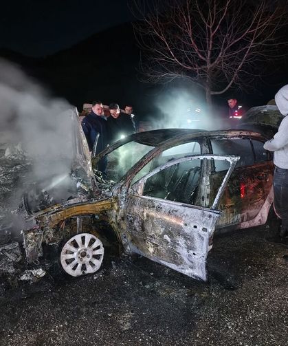 Adana'da yangın çıkan otomobil kullanılamaz hale geldi