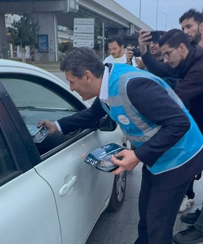 Antalya'da AK Parti'den iftara yetişemeyen ve trafikte kalan vatandaşlara iftariyelik dağıtımı
